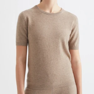 Beige kashmirtröja från Soft Goat - Säljer en supermjuk och lyxig beige kashmirtröja från Soft Goat. Den har korta ärmar och en klassisk rund halsringning. Perfekt för både vardag och lite finare tillfällen. Tröjan är i nytt skick med etikett kvar. Passar perfekt till höst och vår! Nypris 1900kr. Fick i present men har så mycket liknande. Presentlåda från Soft Goat ingår så perfekt om ni vill ge bort till någon annan i present.