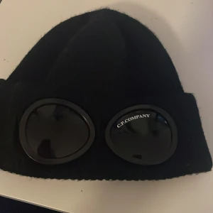 CP.companu mössa - Använd 2 gånger den är som nyskick