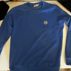Blå tröja från Moncler - Säljer en blå moncler tröja inte kommit till mycket användning 