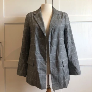 Grå blazer - Grå blazer. Mycket bra skick. Funkar perfekt både till vardags som till fest. 