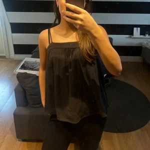 Svart ärmlös topp - Säljer denna jättefina toppen/blusen från H&M🫶🏻 