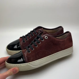 Lanvin skor  - Hej! Säljer nu dessa sjukt snygga Lanvin skor. Skorna är i toppskick! Vi rekommenderar att gå ner en storlek. Har ett begränsat antal boxar och dustbag! Hör gärna av dig vid frågor 