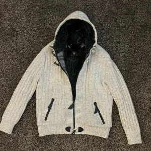 Stickad päls cardigan  - Riktigt fet fodrad stickad cardigan med päls. Extremt bra passform samt perfekt skick. Storlek L men enligt mig passar den även M.