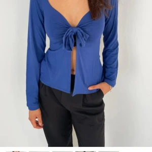 Blå långärmad topp från Design by Si - Säljer en snygg blå långärmad topp från Design by Si. Toppen har en ingen knytning då jag inte hittar den. Tvättas innan den skickas🥰