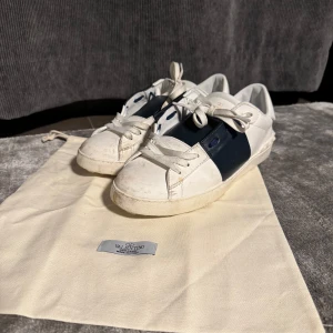 Valentino Opens - Hej! Säljer nu ett par Valentino Opens i fint skick! Dustbag med följer! Skorna är i Storlek 42 och har tecken på användning men fortfarande fint skick! Nypris ligger på cirka 6500-7000kr beroende på hemsida. Mitt pris ligger på 2199kr men ej hugget i sten. Hör av dig vid fundering!💭 