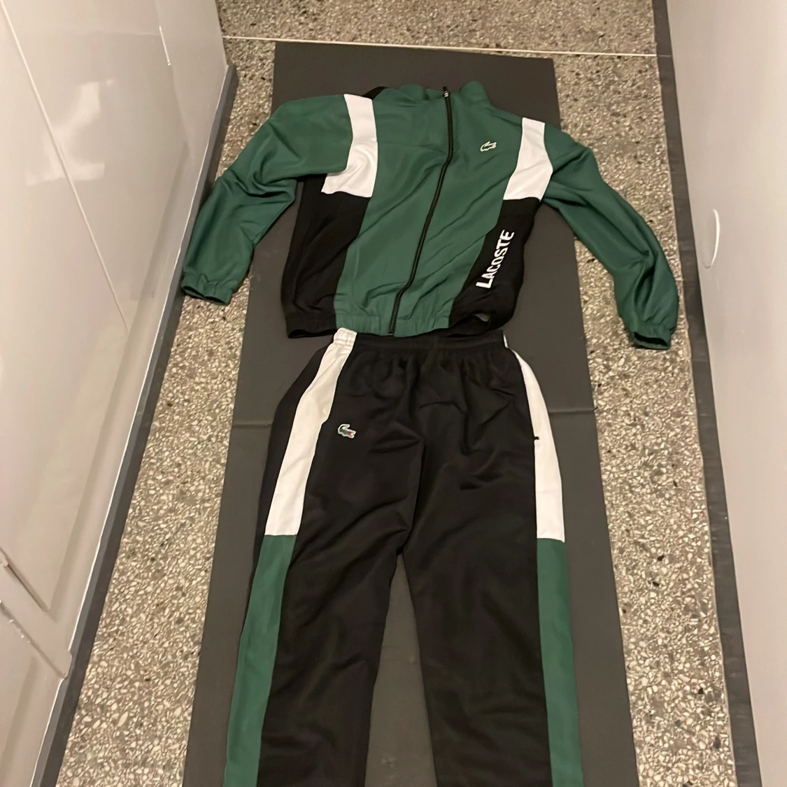 Grön och svart träningsjacka från Lacoste - 2