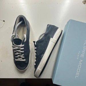 Philippe Model skor herr - Ett par riktigt fina Philippe model skor i storlek 44. Har inga större defekter förutom att skorna har tappat lite färg och även att sulorna har smp skador på sig men inga större skador. Hör av er vid frågor!