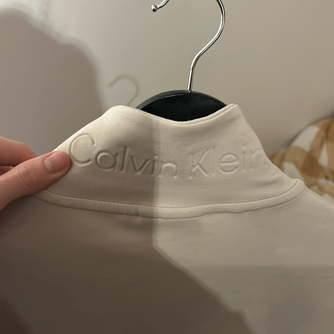 Beige tröja från Calvin Klein - 1