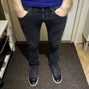 Mörkblåa dondup jeans  - Snygga jeans från dondup i storlek 32. Skicket är 8/10 och knappt använda, säljer pga att dom inte passar mig. Vi frågor eller andra funderingar finns jag i dm.