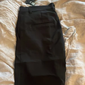 Svarta kostymbyxor från Stories (Ullared) - Snygga svarta kostymbyxor från Stories i storlek 36. Säljer för dom är för korta💕dom är nånstans mellan lågmidjade och högmidjade 