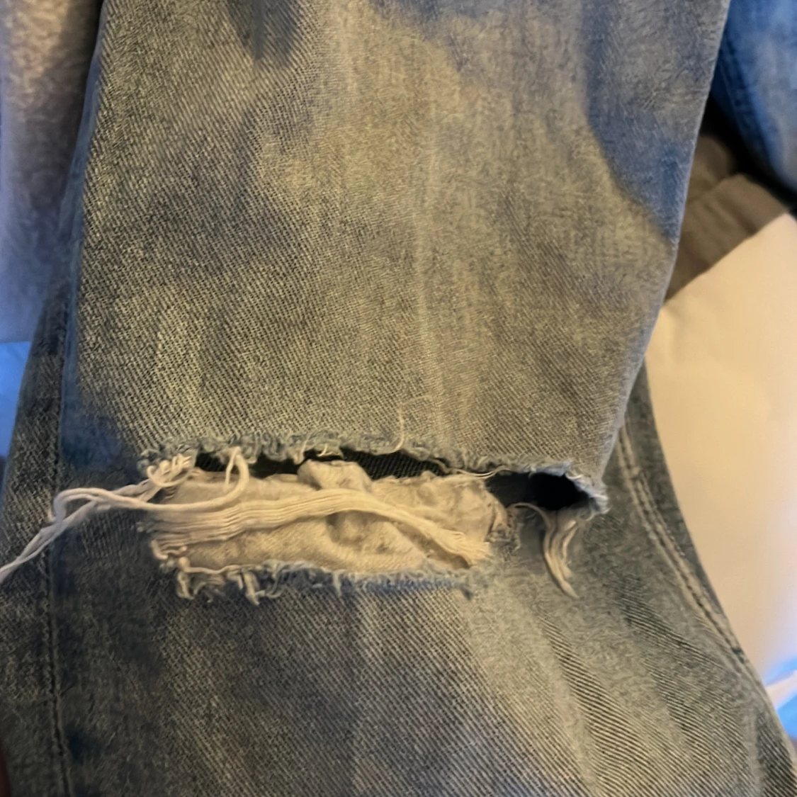 Blå jeans med slitningar från Ginatricot  - 2