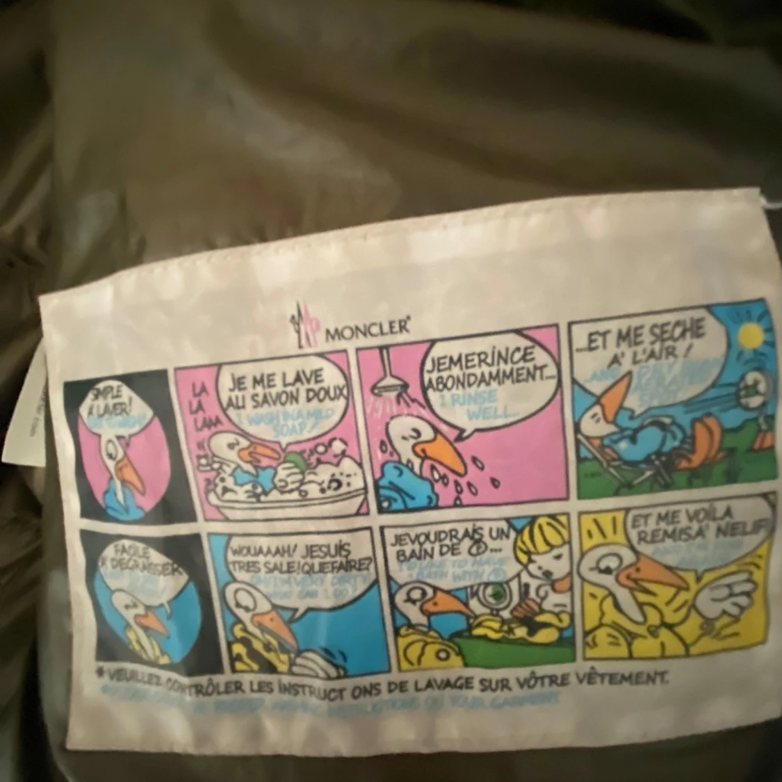 Svart glansig pufferjacka från Moncler - 2