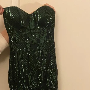 Grön balklänning  - Jätte fin balklänning som jag använde på ett bröllop.     Kan sänka priset vid snabb affär  