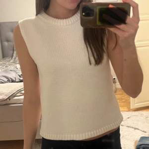 Vit stickad topp utan ärmar från Zara. Storlek M men passar S också! Endast använd ett fåtal gånger.
