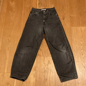 Baggy Levis jeans W24 - Hej! Jag säljer dem här byxorna för att de tyvärr blivit för små för mig. Den har ett hål i sig som har blivit ihopsytt, kan du se på bild 4. Men hålet syns knapp vid användning. Byxorna är storlek W24 L26. Runt hela midjan är den 66 cm men om de är lite för stora kan man använda bälte och Längden är 89 cm. Om du har några frågor svarar jag gärna🤗