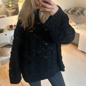 Svart stickad tröja med mönster  - En så snygg svart stickad tröja med ett snyggt hålmönster😍knappar på sidorna 