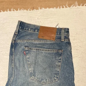Levis 501 - Snygga Levis 501:or i typ ny skick. Används inte mycket längre och därför säljer jag dem nu. Nypris 1100kr