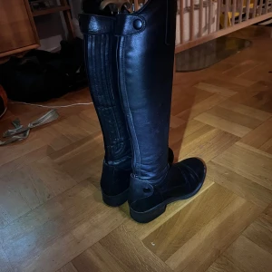 Svarta ridstövlar  - Säljer mina svarta ridstövlar från CRW BRANDON. Använda ett antal gånger men jag tvätta dem super super noga💗 Storlek 37💗💗💗 