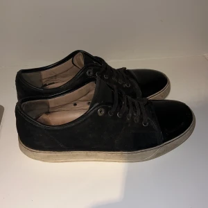 Svarta lanvins - Ett par svarta lanvins med glans. Rätt så bra skick nypris 5000kr storlek 41 men passar upp till 42