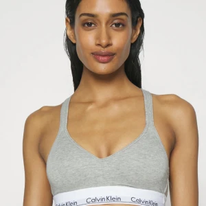 Grå bh från Calvin Klein - Grå calvin klein bh, bra skick