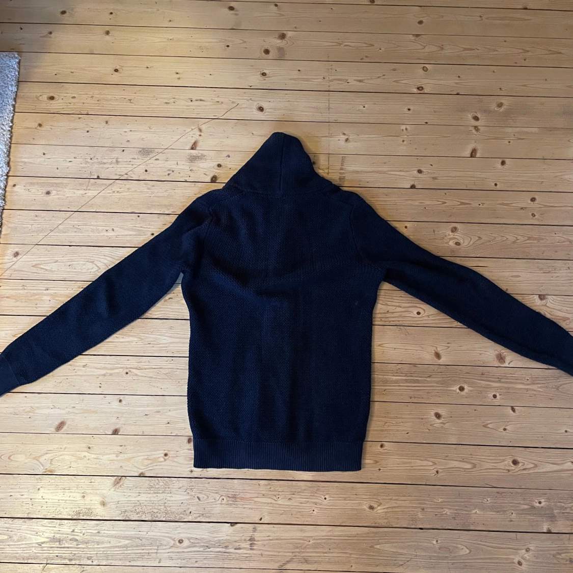 Mörkblå stickad kofta med knappar - 2