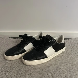 Valentino flycrew - Snygga svartvita Valentino Flycrews. 7,5/10 man ser att dem har används men inget synligt slitage. Säljer pågrund av för små. Svarar på alla frågor, skriv gärna. Pris kan diskuteras