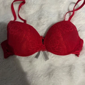 röd push up bh 75B - säljer då den är för liten💕