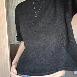Stickad topp - Säljer en oanvänd svart tröja från Gina Tricot i premiumkvalitet! Tröjan har korta ärmar och en klassisk passform 💕passar som S