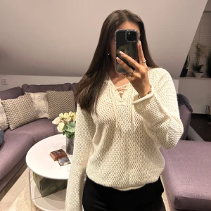 Vit stickad hoodie  - Säljer en vit stickad hoodie i storlek M. Köparen står för frakten!💗
