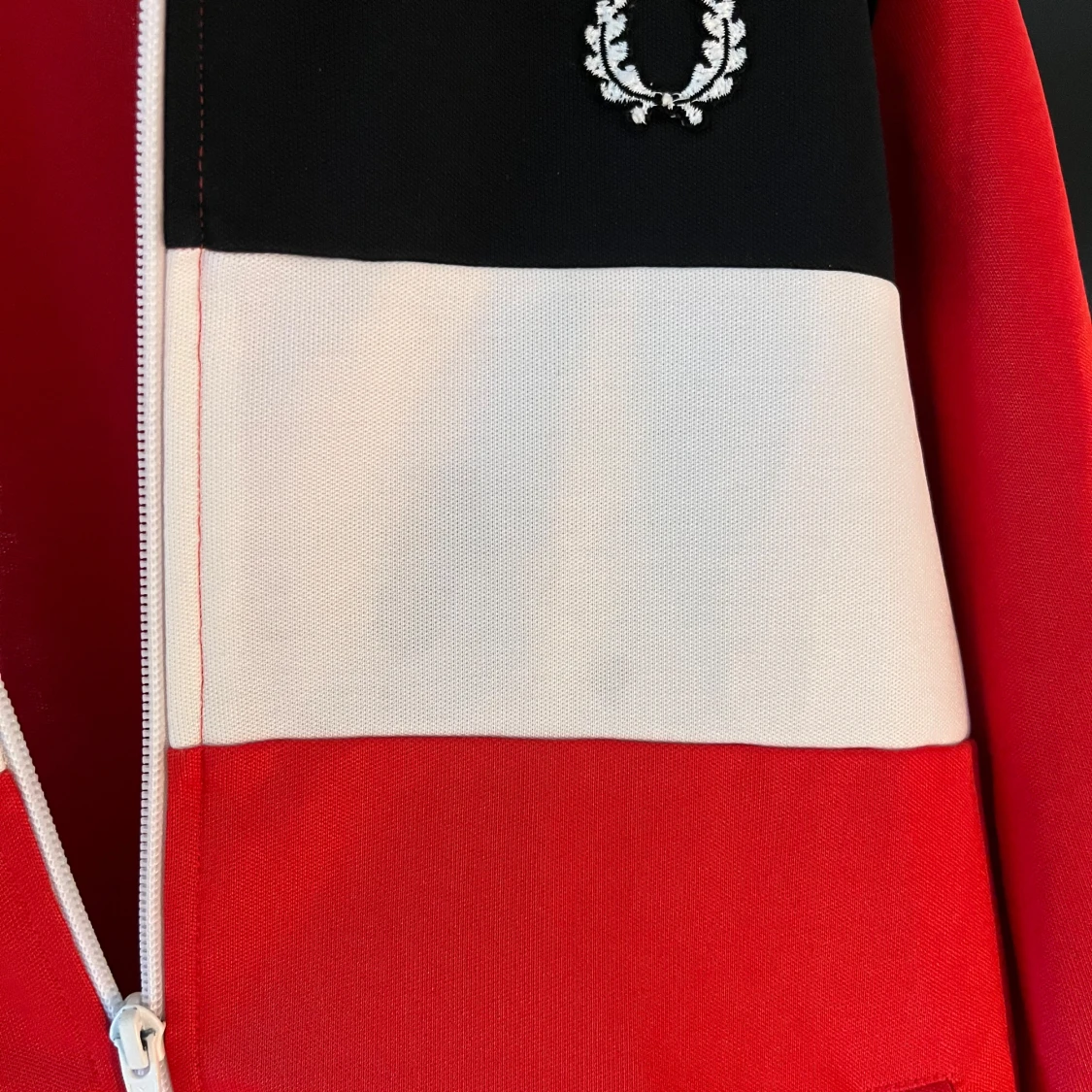 Röd,vit och svart tröja från Fred Perry - 2