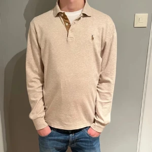  Ralph Lauren tröja - Säljer en stilren beige pikétröja från Ralph Lauren i bomull. Jätte fin och är perfekt för vanliga och festliga dagar:: skick 9/10 inga defekt nästan som ny:: ( Passar dig från 175 cm till 185 cm) Tveka inte att skriva ✍️ jag besvarar allt MVH Axel Luke💚