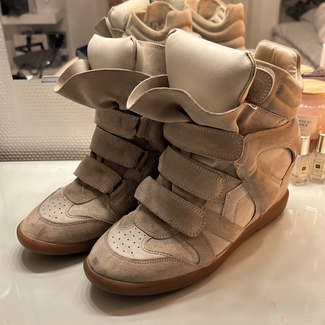 Beige sneakers från Isabel Marant