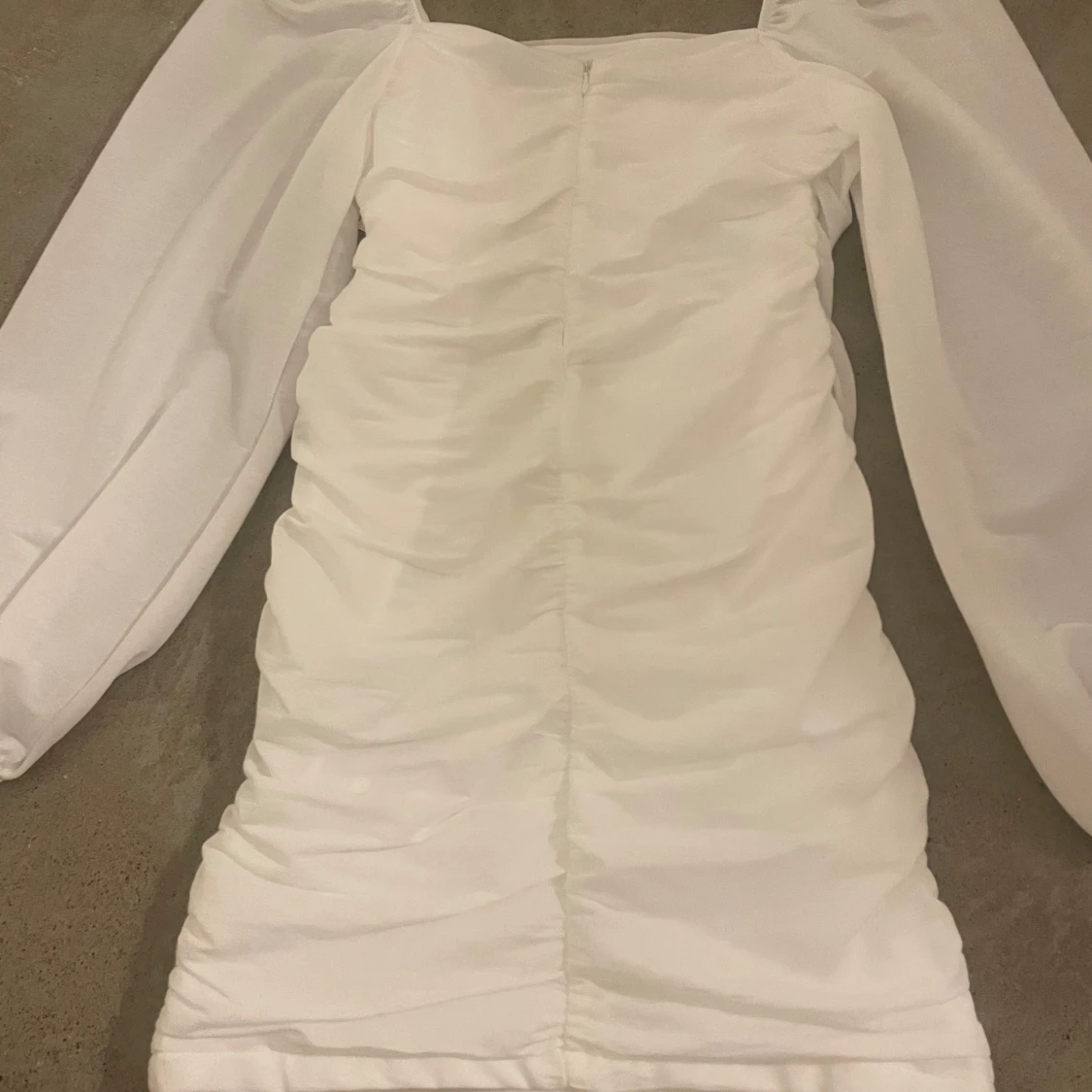 Vit klänning med puffärmar - 3