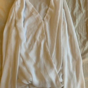 Blus  - Jätte stilren och fin blus från hm, den är lite genomskinlig så ha det i åtanke :) stl 36