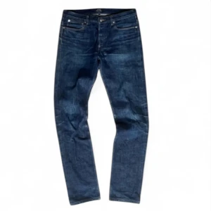Apc jeans - Ett par mörkblåa Apc jeans med en snygg wash och najs detaljer. Storlek 32. Bra skick, inga fläckar eller hål. Skriv i DM om ni är intresserade eller har frågor, kan även skicka fler bilder samt mått. 