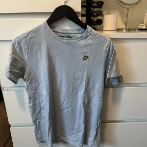 Lyle & Scott t-shirt  - Lyle & Scott t-shirt i storlek 15/16 years (XS)