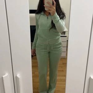 Grönt juicy set - Snyggt och bekvämt grönt juicy couture set, använt några få gånger 🤍passar xs-s