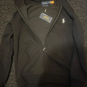 Svart Ralph Lauren zip - Säljer denna tröja jag fick i present som jag tyvärr inte gillade färgen på, den är helt oanvänd i perfekt skick. Mvh