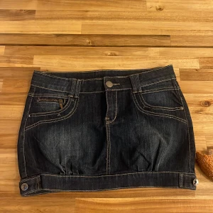 Lågmidjad jeanskjol - Så snygg jeans kjol! En stjärna som ramlat av men absolut inte någon som syns eller märks av. Midjemåttet- 37.5cm Längd- 29 cm ❤️