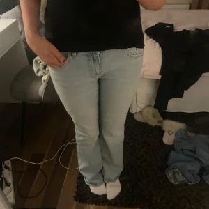 Ljusblå jeans - Säljer ett par ljusblå jeans med en klassisk straight fit. De har en normal passform och är perfekta för en avslappnad stil. Jeansen har en traditionell femficksdesign och är tillverkade i ett bekvämt denimtyg🩵🩵