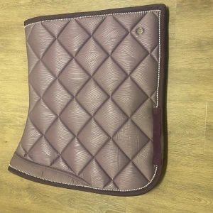 Ps of Sweden schabrak - Säljer mitt lila schabrak ifrån Ps of Sweden. De är väl använt men senaste inte använt allt. Strl Full. Det kommer o tvättas innan köp.