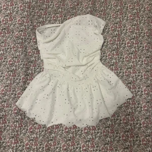 Vit topp - Köptes inför utomlandsresa men kom inte riktigt till användning. Står ingen storlek men passar XS/S. 50 kr