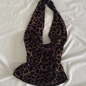 Leopard halterneck - Säljer denna fina halterneck top med leopard print från ginatricot i storlek S köpt för 300kr säljer den för 100kr (pris går att diskutera)🐆🐆🐆