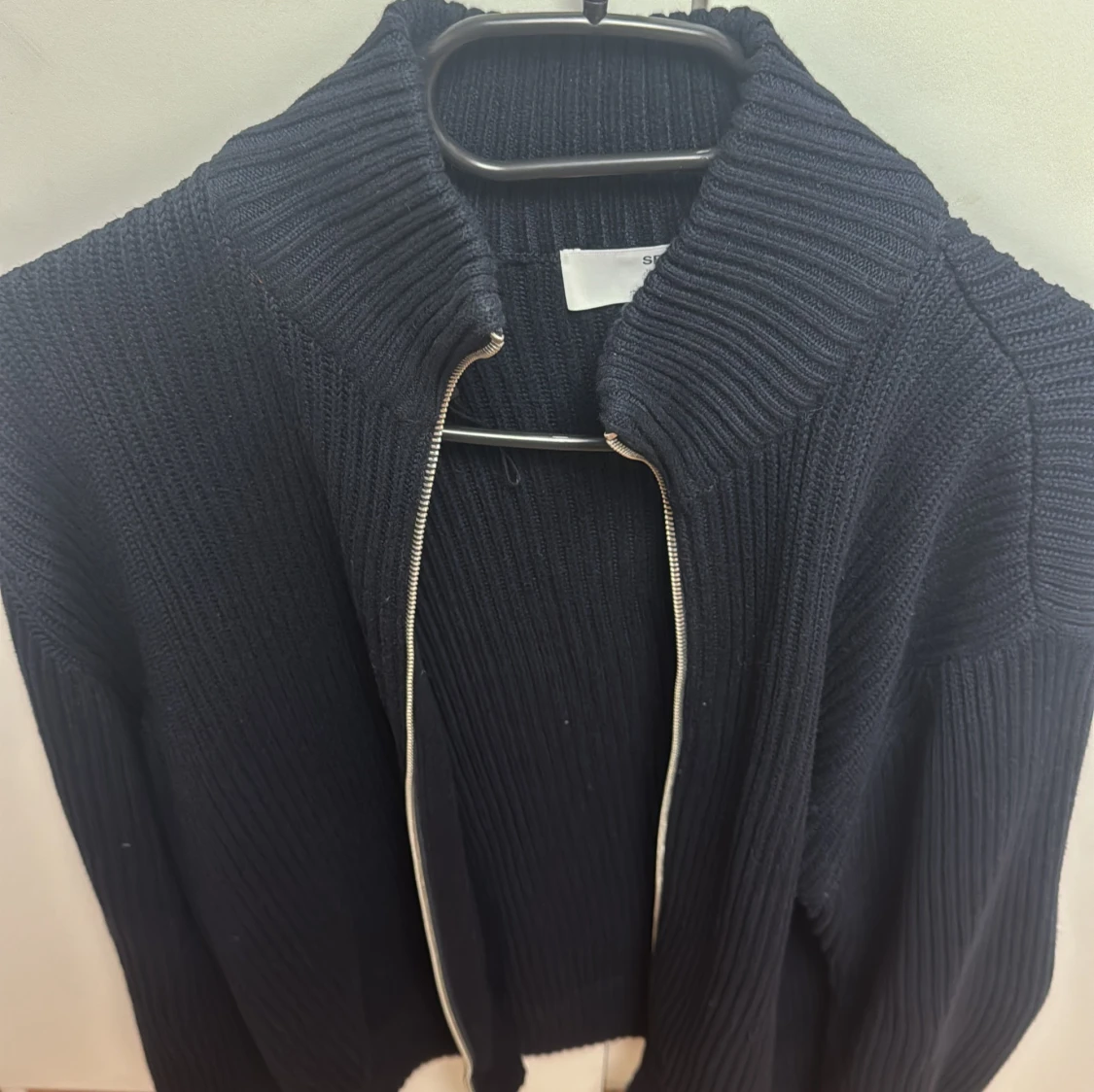 Svart stickad kofta med dragkedja - 3