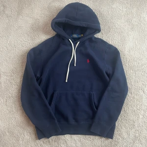 Ralph Lauren hoodie  - Ralph Lauren hoodie - skick 9,5/10 - storlek M - 100% äkta - nypris ca 2300kr mitt pris 1199kr - pris kan diskuteras vid snabb affär!