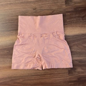 Träningsshorts  -  Säljer ett par träningsshorts från SHEIN I storlek S men dom är små i storleken. De Är högmidjade och har en tajt passform. 💕