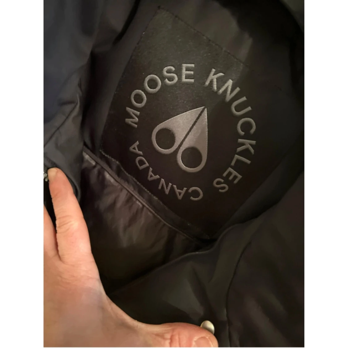 Svart dunjacka med pälsdetalj från Moose Knuckles - 4