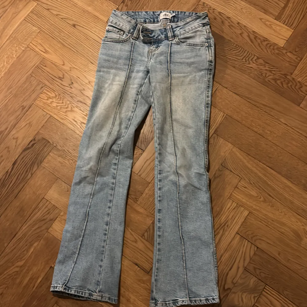 Snygga ljus blå jeans från 157. Storlek xxs. Midjemått 33cm och innerbenslängd 79cm. Slutsåld i alla storlekar. Farkut & Housut.