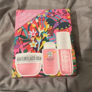 Sol De Janeiro 68 - Säljer denna Sol De Janerio presentboxen i 68an. Den innehåller en body mist, duschtvål och kroppskräm. Den är helt oöppnad. Köpt för 669kr