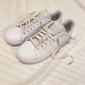 Vita sneakers - Adidas storlek 40 - Säljer ett par vita sneakers från Adidas. Det är junior-modell vilket innebär att de har en rundare form där framme. Upplever att sulan är typ lite tunnare också än ”vanliga” adidas sneakers. Men ändå så fina och fräscha ✨